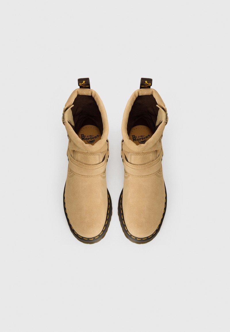 Stivaletti alla caviglia in suede beige con punta rotonda, suola in gomma nera, cuciture gialle e fibbia laterale. Interno foderato con soletta con logo.