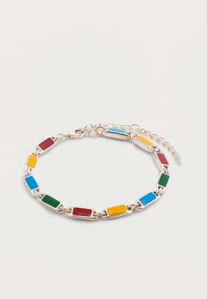 Ασημένιο βραχιόλι με αλυσίδα και ορθογώνιους πολύχρωμους σμάλτους σε κόκκινο, κίτρινο, μπλε και πράσινο, με ρυθμιζόμενο κούμπωμα.