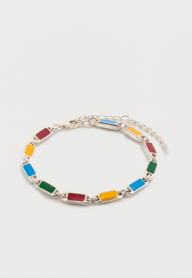 Ασημένιο βραχιόλι με αλυσίδα και ορθογώνιους πολύχρωμους σμάλτους σε κόκκινο, κίτρινο, μπλε και πράσινο, με ρυθμιζόμενο κούμπωμα.