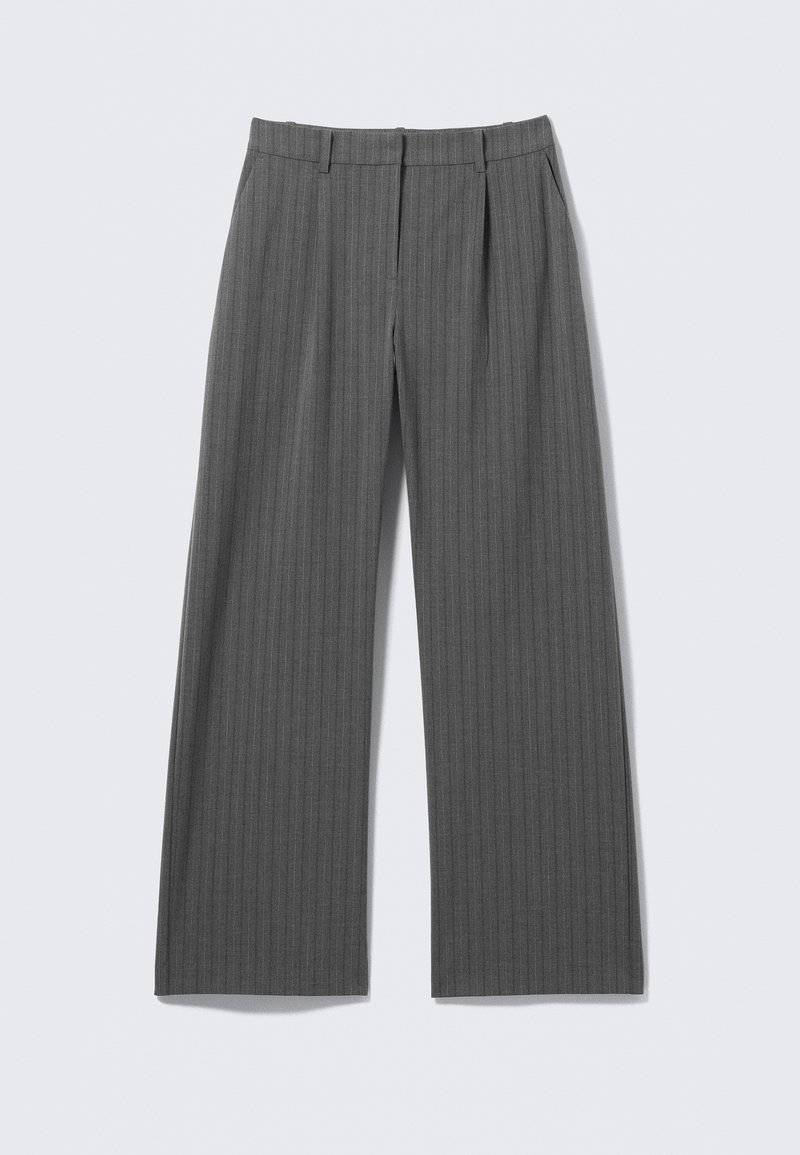 Pantalon large à rayures fines grises avec devant plat, design plissé et passants pour ceinture, présentant une texture de tissu lisse et une coupe ajustée.