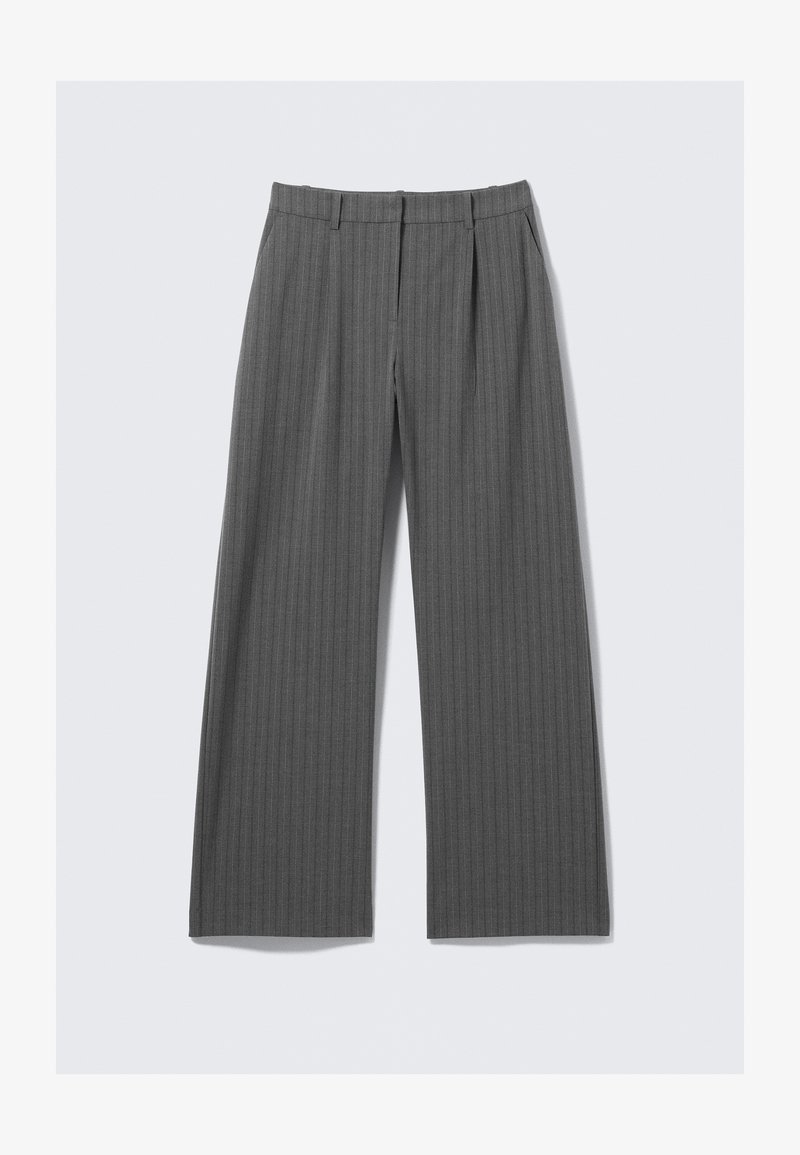 Pantalon large à rayures fines grises avec devant plat, design plissé et passants pour ceinture, présentant une texture de tissu lisse et une coupe ajustée.