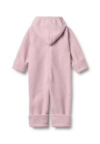 Fleece onesie in zachte roze, met een capuchon, lange mouwen en opgerolde manchetten. De textuur is pluche en gezellig.