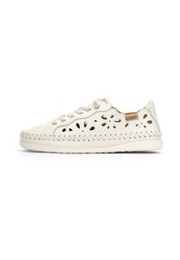 Hvide lædersneakers med udskæringer, beige snørebånd og kontraststik omkring sålen. Teksturerede detaljer på hælen.