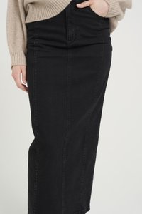 Svart denimskjørt med en kroppsnær design, høy midje og synlig sømdetaljering. Materialet er solid med en glatt tekstur.