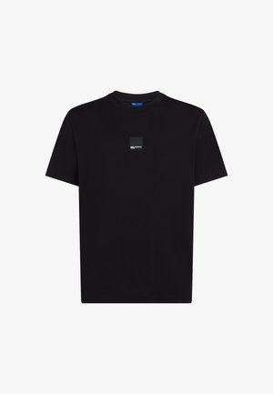 Zwart T-shirt met korte mouwen van katoen. Heeft een vierkante logopatch op de borst. Klassieke ronde halslijn met een losse pasvorm.