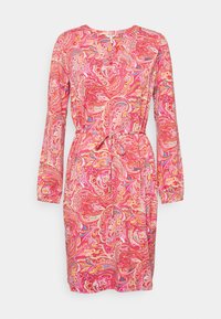 Pitkähihainen mekko kirkkaan vaaleanpunaisessa paisley-kuviossa, pyöreällä kaula-aukolla, nyörikiinnitteisellä vyötäröllä ja pehmeällä kangasrakenteella.