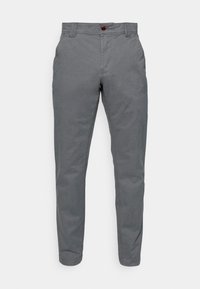 Grijze chino's met een slanke pasvorm, gemaakt van zacht katoenen materiaal. Voorzien van voorzakken, een klassieke tailleband en een enkele rode knoop bovenaan.