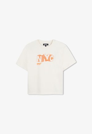 T-shirt en coton blanc avec un imprimé graphique "NYC" en orange et noir, à manches courtes et col rond. Logo DKNY inclus.