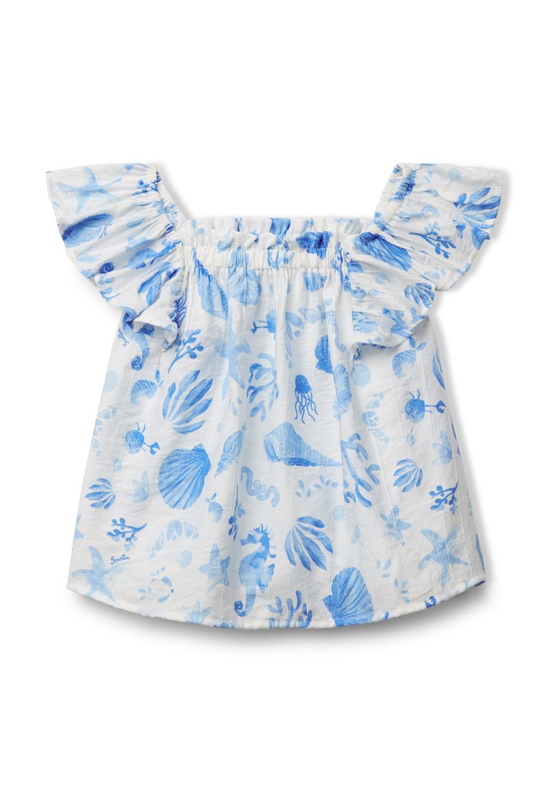 Blusa bianca off-the-shoulder con stampe a tema oceanico blu, maniche volantinati, scollo elastico e morbido tessuto di cotone.