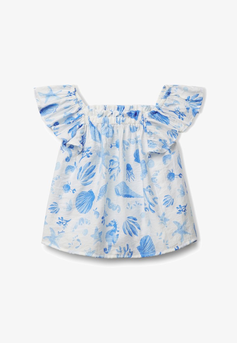 Blusa bianca off-the-shoulder con stampe a tema oceanico blu, maniche volantinati, scollo elastico e morbido tessuto di cotone.