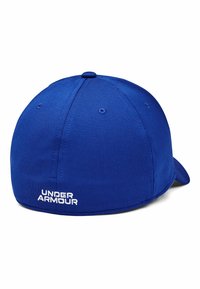 Blå keps i strukturerad tyg med en böjd skärm. Har en vit "Under Armour"-logotyp på baksidan, med ventilationshål.