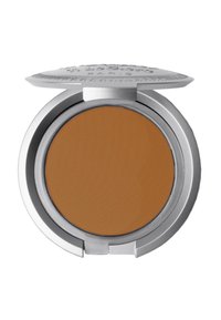Runder, silberner Compact mit einem erhabenen Design auf dem Deckel, der ein glattes, mattes, mittleres braunes Puder enthält.