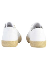 Scarpe casual bianche con tomaia in pelle liscia, intersuola in juta naturale e suola in gomma piatta. Design arrotondato con dettagli di cucitura minimi.