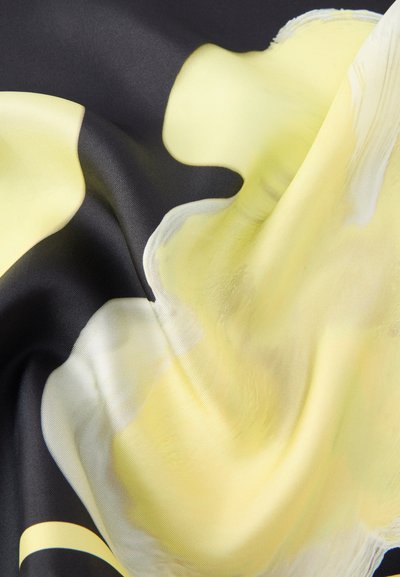 Material satinat cu o bază neagră netedă, având modele florale abstracte în galben și alb, creând un aspect texturat și fluid.