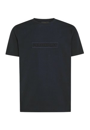 Czarny t-shirt z krótkim rękawem wykonany z miękkiej bawełny. Posiada teksturowaną, tonalną łatkę z logo umieszczoną na środku klatki piersiowej. Klasyczny okrągły dekolt.