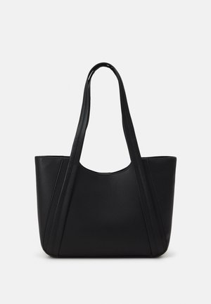 Czarna torba typu tote wykonana z teksturowanego materiału, wyposażona w dwa długie uchwyty oraz zaokrąglony, otwarty wierzch. Prosty design bez widocznych elementów metalowych czy ozdób.