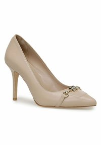 Beige läder högklackade pumps med spetsig tå, guld accenter och ett remdetalj över framsidan. Slät, glansig finish.