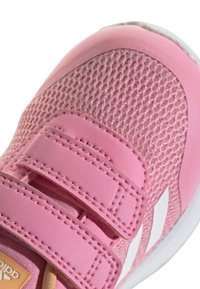 adidas Performance TENSAUR RUN 2.0 UNISEX - Zapatillas running asfalto - bliss pink/ftwr white/hazy orange