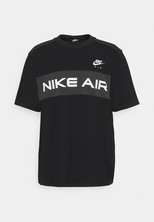 Camiseta de manga corta negra hecha de tejido de malla. Presenta una franja horizontal gris con "NIKE AIR" en letras blancas en negrita y un logo en el cuello.