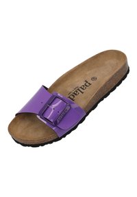 Sandal in sintetico viola con fibbia, plantare in sughero e suola in gomma nera. Il design presenta una fascia larga e una superficie testurizzata.