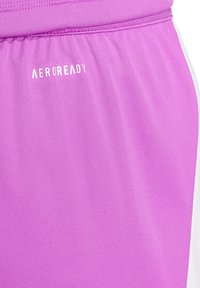 Paarse sportshorts met een gladde textuur, een elastische tailleband en het "AEROREADY"-logo in wit. Witte accenten zorgen voor contrast.