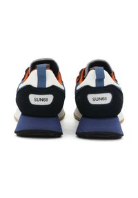 Námořnické a bílé tenisky s oranžovými akcenty. Mají polstrovanou podrážku a plochý podpatek. Branding je umístěn na patě a jazyku v bílé barvě.