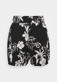 Zwarte shorts met een witte tropische bloemenprint en elastische tailleband, plat gelegd tegen een effen achtergrond.