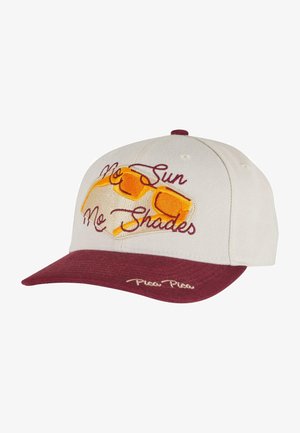Weißer Baseballhut mit maroonem Schirm, verziert mit gestickten gelben Sonnenbrillen und dem Satz "Keine Sonne, keine Sonnenbrillen" in maroonfarbener Schrift.