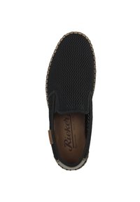 Chaussures noires en maille à enfiler avec une surface texturée, semelle marron clair et un logo discret sur la semelle intérieure. Design à bout rond.