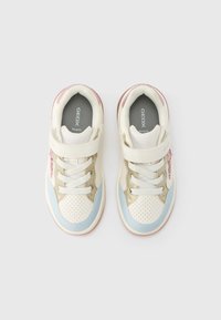 Baskets blanches et dorées avec une semelle rose, dotées de détails perforés et d'une bride à scratch. Des accents lisses et brillants rehaussent le design.