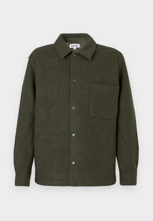 Camisa de lã verde com gola, fecho frontal com botões, um bolso no peito e mangas longas. Acabamento liso e texturizado.