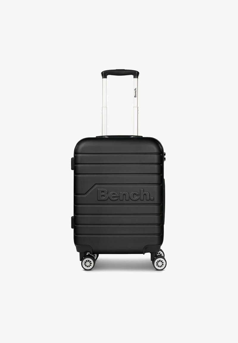Schwarzer Hartschalenkoffer mit gerippter Außenseite, eingeprägtem "Bench."-Logo, ausziehbarem Griff und vier Rädern.