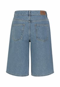 Hellblaue Jeans-Bermuda-Shorts mit geradem Schnitt, zwei Gesäßtaschen und einem braunen Logo-Patch am Bund.