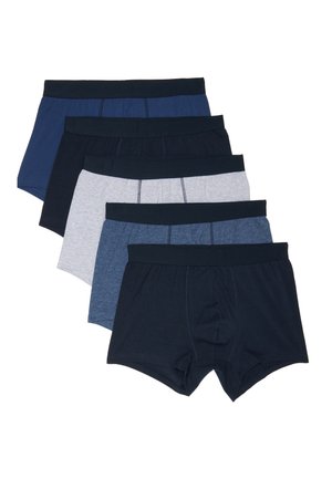 Fünf Paar Herrenboxershorts in Schwarz, Dunkelblau, Grau und Blautönen, diagonal auf einem weißen Hintergrund gestapelt.