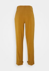 Senfgelbe Hosen mit geradem Schnitt, ausgestattet mit zwei Gesäßtaschen und hochgekrempelten Säumen an den Knöcheln für einen maßgeschneiderten Look.