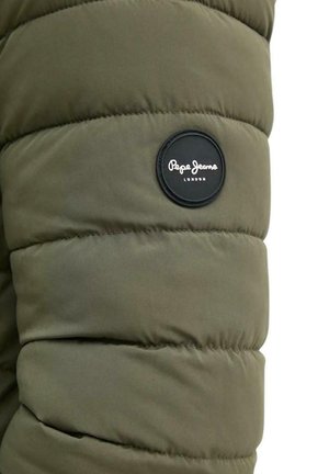Chaquetón acolchado de color verde oliva con textura acolchada. Presenta un parche de logo negro redondo con "Pepe Jeans London" en la parte superior del brazo.