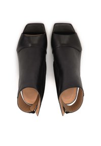 Zapatos de tacón abiertos de piel negra con un diseño recortado, puntera cuadrada y una textura suave, con un forro interior beige.