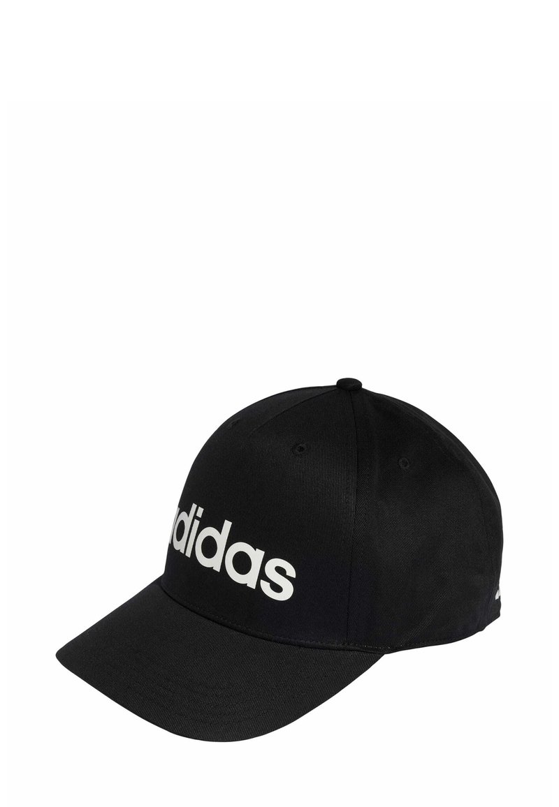 Gorra de béisbol negra con visera curvada, que presenta un gran logotipo blanco de "adidas" en la parte frontal y ojales de ventilación a los lados.