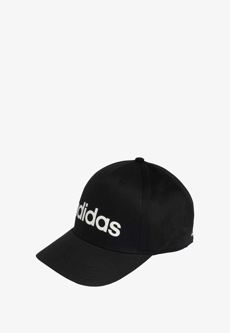 Gorra de béisbol negra con visera curvada, que presenta un gran logotipo blanco de "adidas" en la parte frontal y ojales de ventilación a los lados.