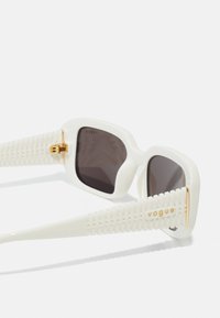 VOGUE Eyewear Akiniai nuo saulės - full ivory/black smoke