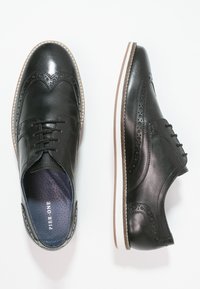 Pier One Chaussures à lacets - black