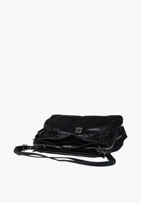 Borsa messenger in pelle nera con chiusura a zip, design piatto e tracolla regolabile. Presenta una targhetta con logo e materiale testurizzato.