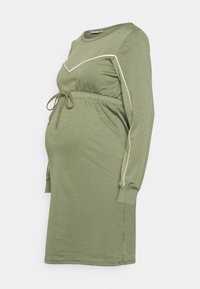 Vestido de maternidade verde-oliva em tecido suave, com cintura ajustada por cordão e acabamentos brancos ao longo das mangas.