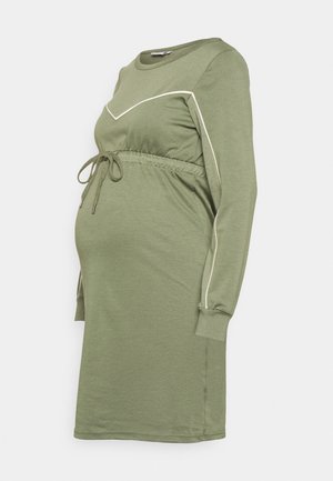 Vestido de maternidade verde-oliva em tecido suave, com cintura ajustada por cordão e acabamentos brancos ao longo das mangas.