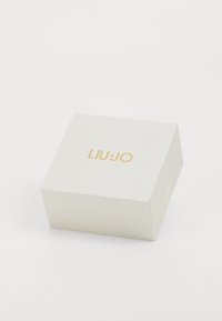Liu Jo Geschenkbox, quadratische Form, strukturiertes weißes Papier, goldgeprägtes Logo auf der Oberseite, sauberes und einfaches Design.