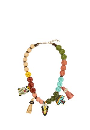 Kolorowy naszyjnik z koralików z drewnianymi koralikami, frędzlami i dekoracyjnymi zawieszkami w kształcie ptaków, ułożonymi asymetrycznie na łańcuszku z zapięciem.