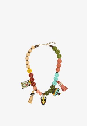 Kolorowy naszyjnik z koralików z drewnianymi koralikami, frędzlami i dekoracyjnymi zawieszkami w kształcie ptaków, ułożonymi asymetrycznie na łańcuszku z zapięciem.