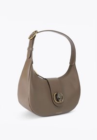 Borsa a spalla in pelle marrone con una forma arrotondata, una texture liscia e un accent decorativo in oro sulla chiusura a patta.