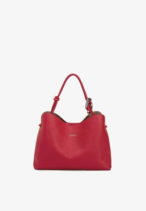 Borsa a tracolla in pelle rossa texturizzata con un unico manico superiore caratterizzato da un nodo e una fibbia in metallo, nome del marchio impresso in argento al centro davanti.