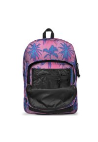 Mochila morada con estampado de palmeras, que cuenta con un compartimento principal y un bolsillo de malla negra en el interior, con cierre de cremallera doble y un asa de transporte.